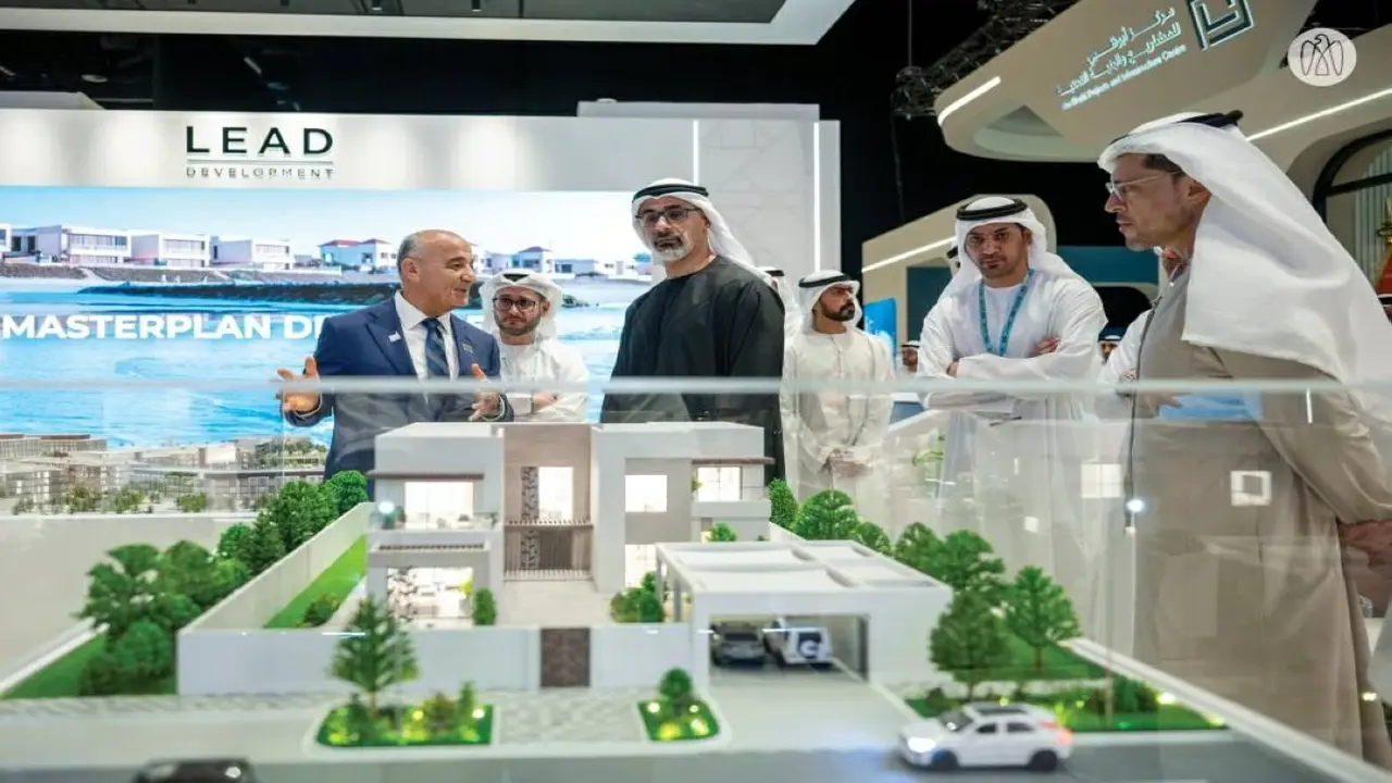 خالد بن محمد بن زايد يؤكد أهمية الاستثمار في بنية تحتية متطورة